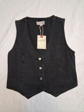 Stoosh Vintage 26 International Black Sleeveless Button Front V Neck Vest Top